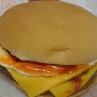 Burger Au Fromage / Cheese Burger · Mayonnaise, ketchup, oignons (crus ou grillés), laitue, tomates avec frites. / Mayonnaise, k...