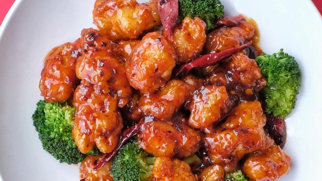 General Tso'S Chicken左宗鸡 · Hot and spicy. Chunks of chicken stir fried with our chef's spicy hot sauce and steam broccoli.