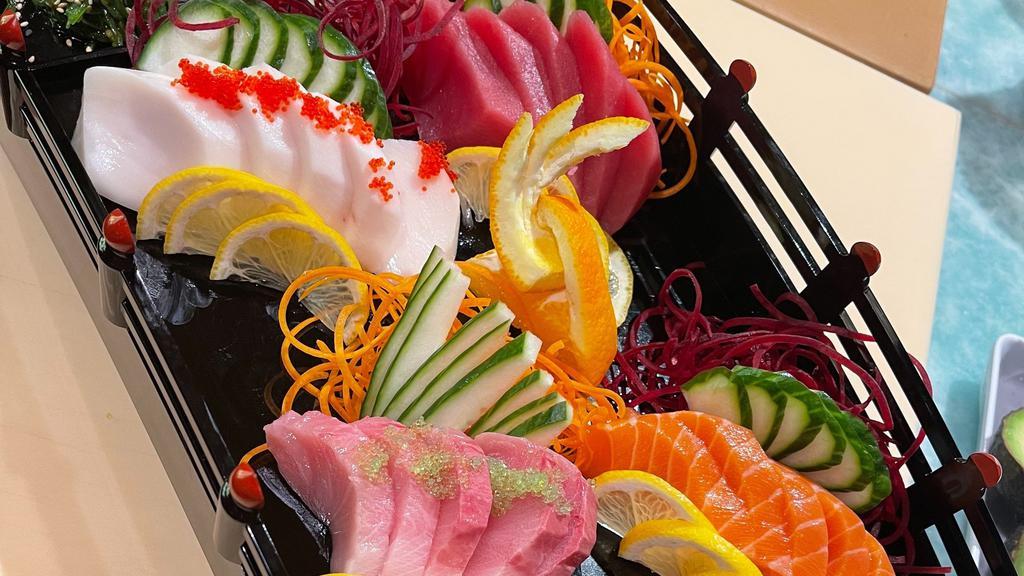 Sashimi Deluxe · 20 pieces of sashimi, 7 kinds.