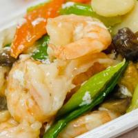 Lake Tung Ting Shrimp · Jumbo shrimp marinated with broccoli, mushroom, and baby corn, snow peas in egg white sauce.