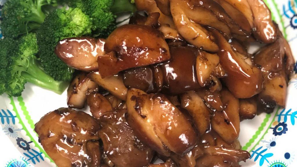 Bourbon Chicken · Marinated chicken cooked in house special sauce with few broccolis on the bottom.