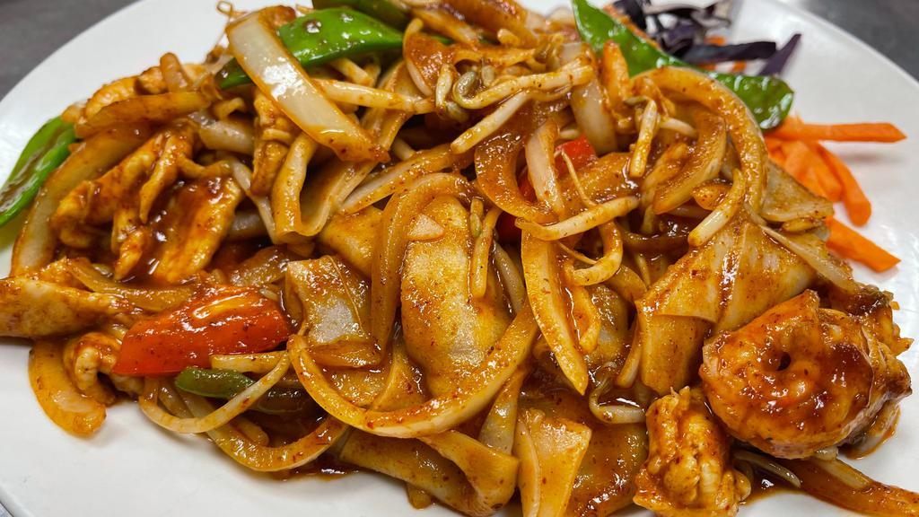 Drunken Noodle · Wide rice noodles stir-fried with chicken, shrimp, scallions, onions, bell peppers, snow peas in a spicy soy sauce.