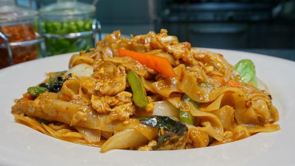 Drunken Noodle · Combination of green beans, tomatoes, basil, egg, onions, chili sauce, red and green bell peppers stir fried with thai flat rice noodle to make popular dish. Hot.