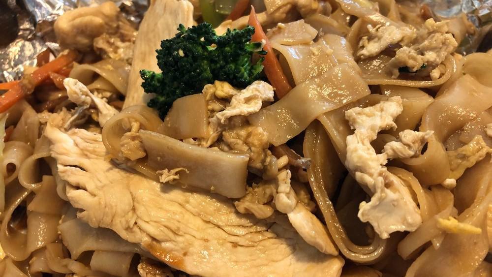 Pad Se Ew · Choice of egg noodle or thick flat rice noodle sautéed with black soy sauce, broccoli, carrots and eggs.