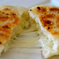 Arepa Mozzarella / Mozzarella Arepa · Arepa de maíz blanco con queso mozzarella en su interior. / White corn arepa with mozzarella...