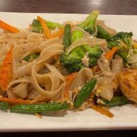 L15 Pad Seeew · Stir-fried flat rice noodles with egg, broccoli and carrot seasoned with Thai soy sauce.