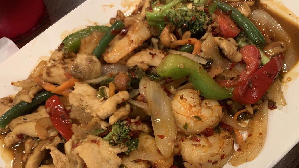L3 Cashew Nut · Spicy. Your choice of meat sautéed with bell pepper, onion and pineapple in a mild spicy sauce. Topped with roasted cashew nuts.