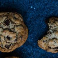 Chocolate Chunk Cookies - 1 Dozen · Dozen chocolate chunk cookies