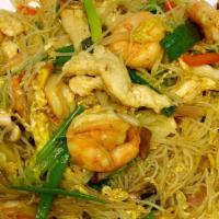 L - Singaporean Rice Noodle · Chicken and shrimp stir fried with egg, snow peas, mushroom, onion, scallion, red bell peppe...