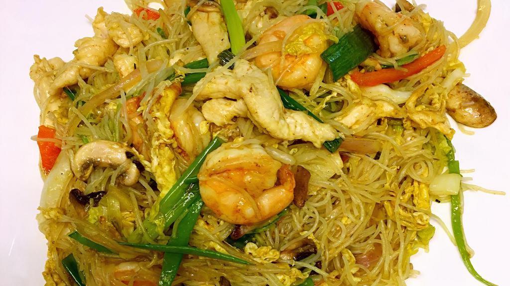 L - Singaporean Rice Noodle · Chicken and shrimp stir fried with egg, snow peas, mushroom, onion, scallion, red bell pepper, bean sprouts and angel hair rice noodle in an easy spicy yellow curry powder.