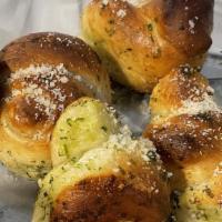 Pan De Ajo / Garlic Bread · Pan italiano recién horneado bañado con ajo, aceite de oliva virgen y condimentos. / Fresh b...