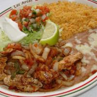 Lunch 10 · Las tiras de carne o pollo cocido con tomates, onlons y pimiento, arroz, beais y tortillas. ...