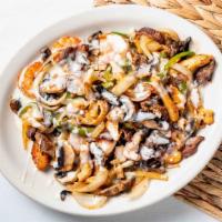 Pelusa · Carne, pollo y camarones, cocinados con cebolla, pimientos y champiñones, servido sobre una ...