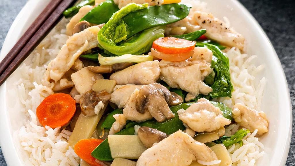 Moo Goo Gai Pan(L)蘑菇鸡片 · Sliced white meat chicken with mushroom, zucchini, carrot, and snow peas stir fried in a light white sauce. Served with plain fried rice or white steamed rice.