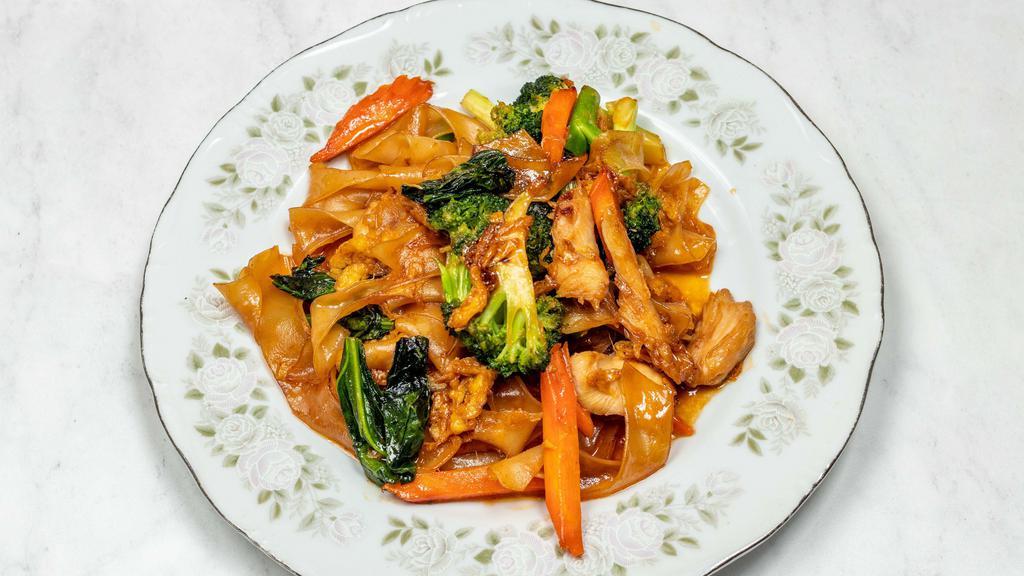Pad See Ew (Soy Sauce Noodle) · Stir fry wide rice noodle with eggs, broccoli, and carrot in a sweet soy sauce.