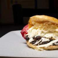 Arepa Domino · Arepa con frijol negro y queso blanco. / Arepa with black beans and white cheese.
