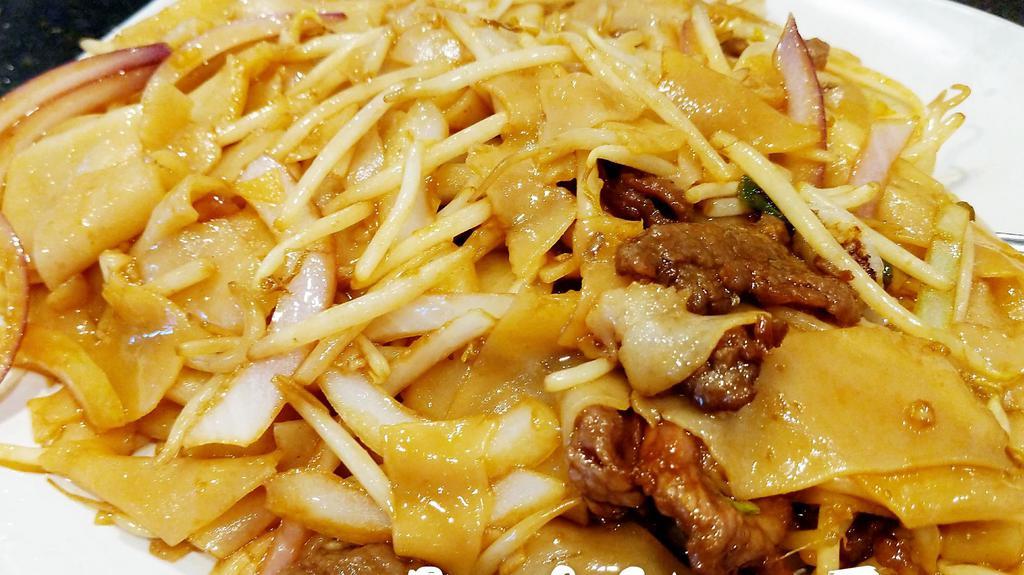 Beef Chow Foon(干炒牛河) · Flat rice noodle with beef, bean sprouts.