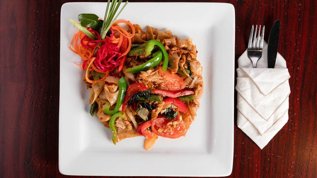 Drunken Noodle · Stir fried Flat rice noodle with combination of green beans, tomatoes, basil, egg, onions and bell pepper.