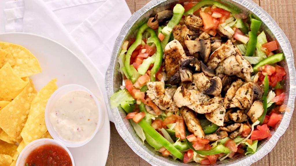 El Cosinero · Grilled chicken, mushrooms, cucumbers, tomatoes, and green peppers.