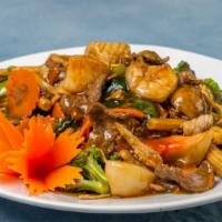 Lard Nah Mee Krob · Pan fried egg noodles, broccoli, Chinese broccoli, carrot, baby corn and mushrooms with brow...