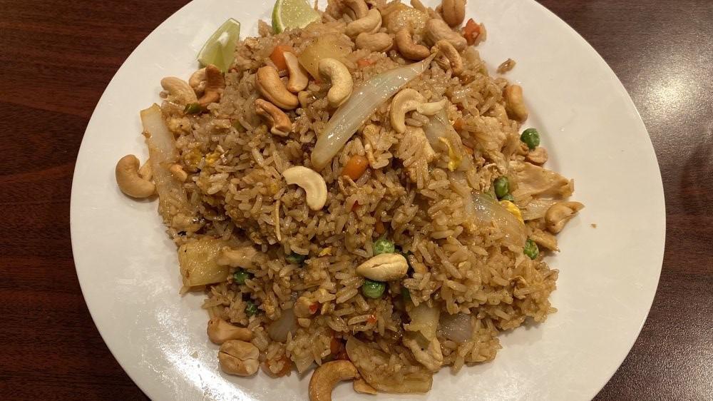 Gs13. Pineapple Fried Rice · Diced pineapple, egg, onion, peas and carrot topped with cashew nuts.