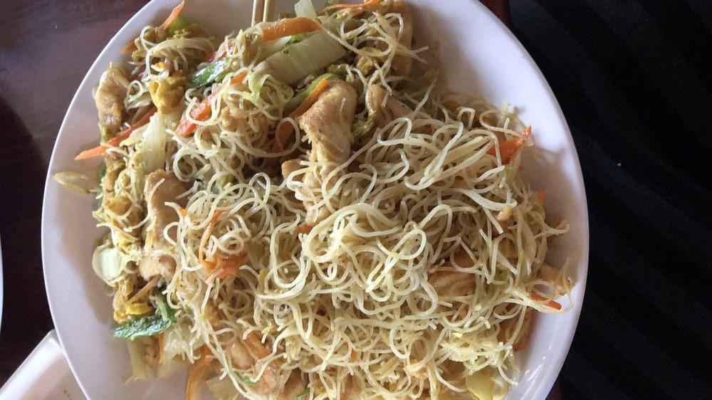 Singapore Rice Noodles · Wok-fried shrimp, chicken, egg, scallion and shredded carrots with thin rice noodles in yellow curry.