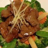 L Beef Siam · Stir-fried marinated slices of beef with fresh garlic with chef’s special sauce on the bed o...