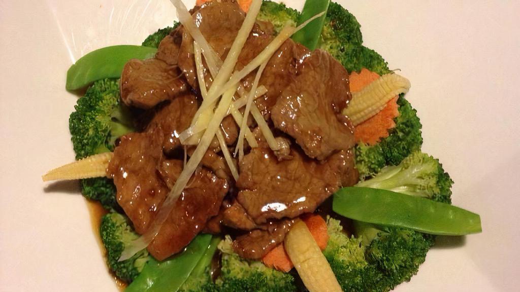 L Beef Siam · Stir-fried marinated slices of beef with fresh garlic with chef’s special sauce on the bed of steamed vegetables and topped with fresh ginger.