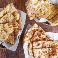 Naan · Traditional white bread with butter.
