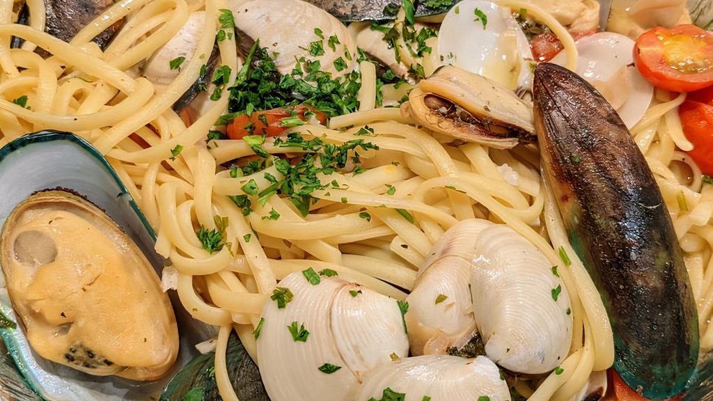 Linguine Con Cozze E Vongole · Mussels & clams in your choice of marinara sauce or white wine sauce over linguine pasta.