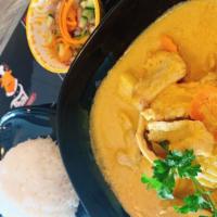 Yellow Curry · Curry with coconut milk, curry powder, carrots & potatoes.