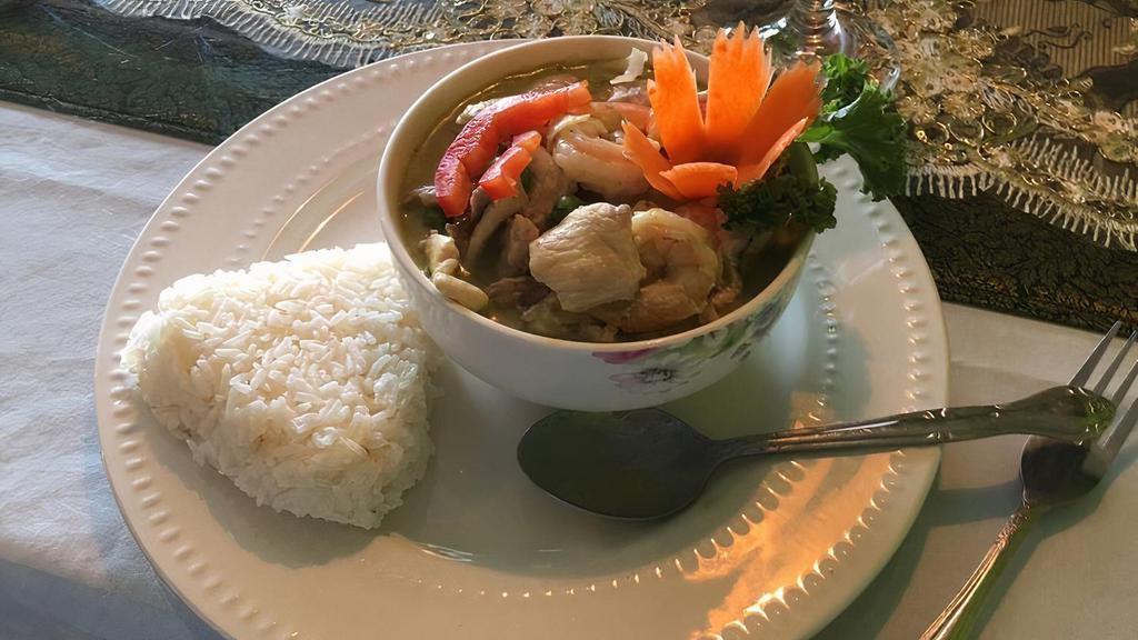Green Curry · Thai green curry with string beans, bell peppers & Thai basil with chick, pork, veg or tofu
beef+$1.00 . shrimp+$2.00
seafood+$3.00  combo+$3.00