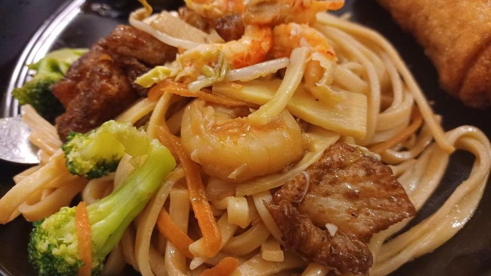 Seafood Lomein · Soft noodle with (Shrimp, crawfish, tuna, salmon, white fish, crab, & veggie)