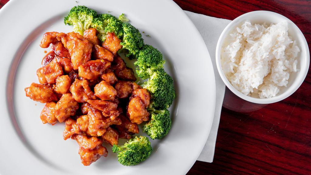 General Tso'S · Crispy chicken sautéed with a classic general tso's sauce and steamed broccoli. Comes with choice of white, brown, or fried rice.