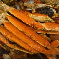 Family Combo B (L) · Shrimp, crawfish, black mussels, clams, oysters, snow crab legs, corns, and potatoes.