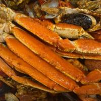 Family Combo A (S) · Shrimp, crawfish, black mussels, clams, oysters, snow crab legs, corns, and potatoes.