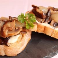 Tosta De Setas Con Queso Y Manzana  · Toast with Mushroom, Cheese, and Apple