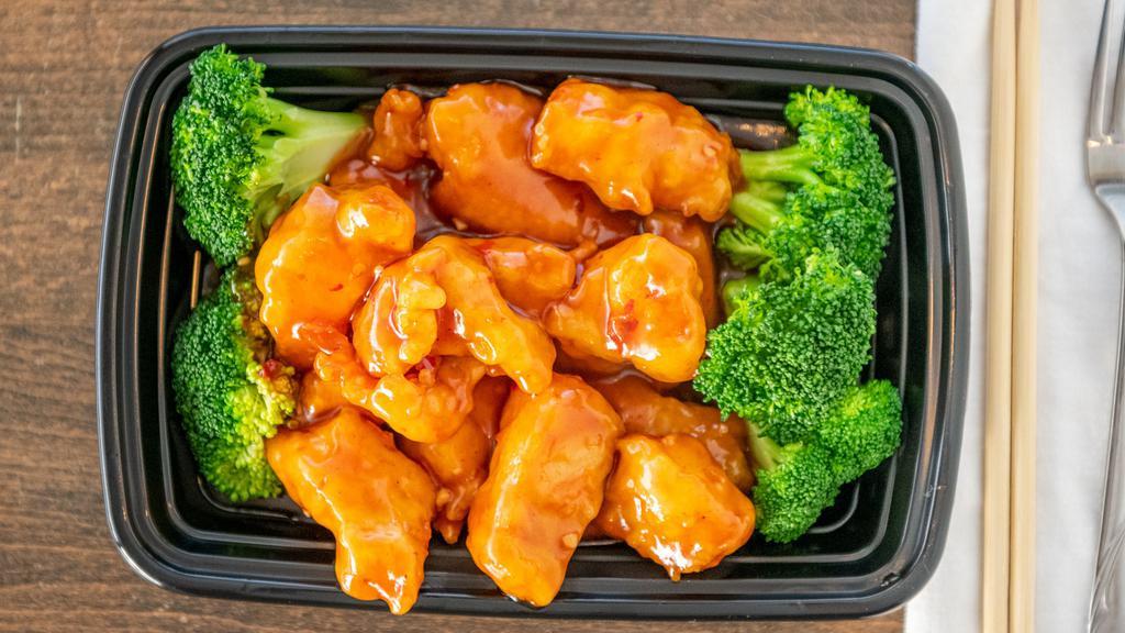 General Tso'S Chicken · Hot & Spicy. Tender chunks of white meat chicken, lightly fried until crispy, sauteed in the chef's special sweet and sour sauce.