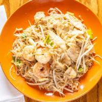 Pad Thai · Rice noodle stir-fried with chicken, shrimps, egg, bean sprouts, and ground peanut.