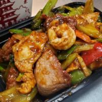 全 家福 / Happy Family · Jumbo shrimp, roast pork, beef and chicken with assorted mixed vegetables in a brown sauce.