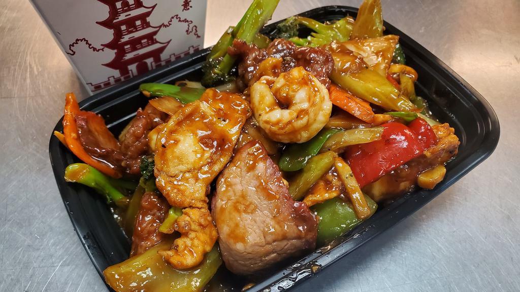 全 家福 / Happy Family · Jumbo shrimp, roast pork, beef and chicken with assorted mixed vegetables in a brown sauce.