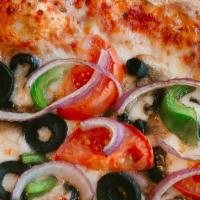 Vegetariano · Tomato sauce, mozzarella, tomatoes, mushrooms, green peppers, red onions and black olives.