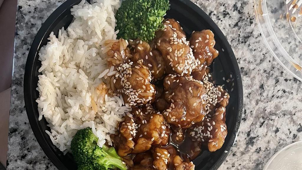 General Tso'S Chicken Combo Platter · Hot and spicy. Served with pork fried rice or white rice, and egg roll.