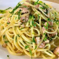 Linguine & Clams · Fresh garlic, chopped clams, basil