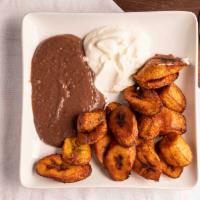 Platänos Fritos · Sweet fried plantain served with sour cream and beans.