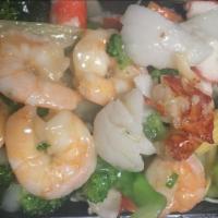 Seafood Pan Fried Noodle · Lobster, fresh jumbo shrimp, scallop, king crabmeat sauteed with Chinese vegetable on top of...