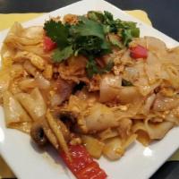 Drunken Noodle · Stir-fried flat rice noodles with chicken, egg, onion, mushrooms, bell peppers, bamboo and b...