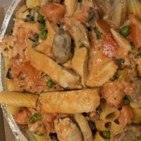 Tarantella · Pieces of chicken, mushrooms, fresh tomatoes and peas in a pink cream sauce.
