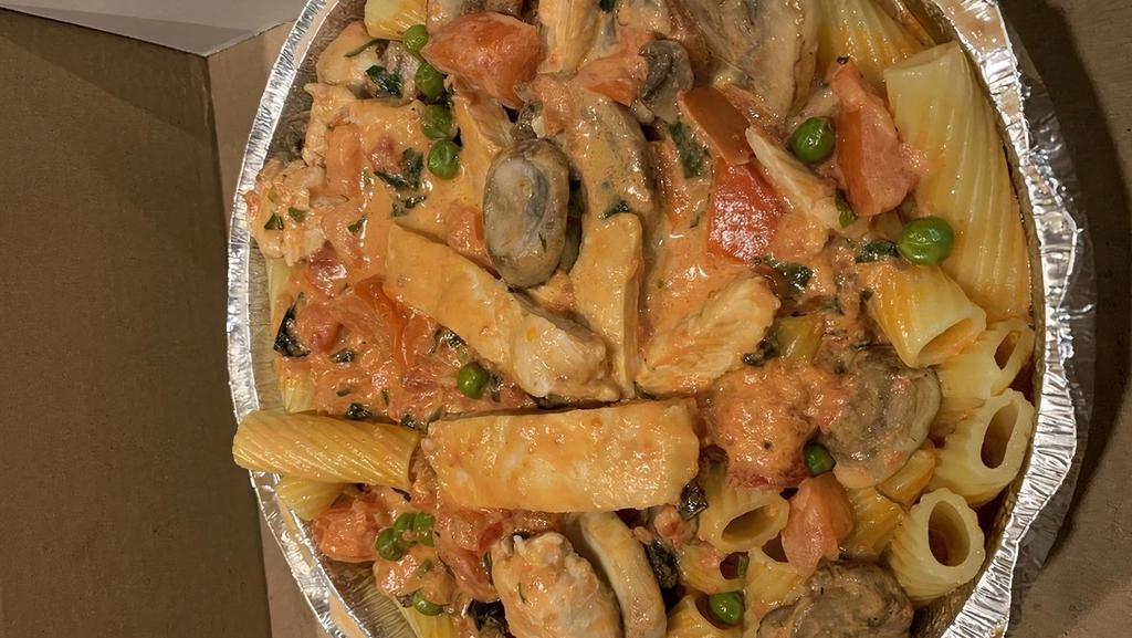 Tarantella · Pieces of chicken, mushrooms, fresh tomatoes and peas in a pink cream sauce.