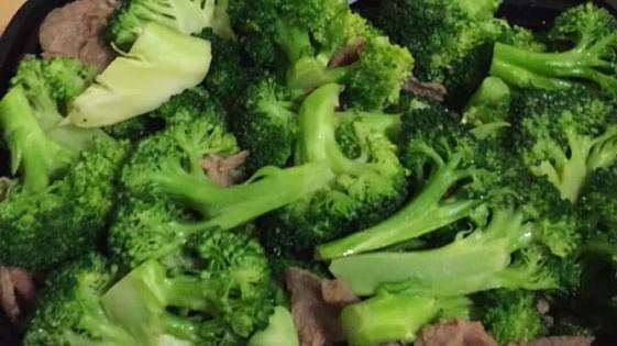 Beef With Broccoli 芥兰牛小 · With white rice.